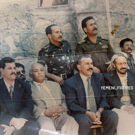 الرئيس الراحل علي صالح يظهر في صورة نادرة مع شخصيات يمنية بارزة ومعهم  طارق