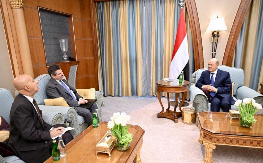 الرئيس العليمي يلتقي السفير الأمريكي في الرياض ويشيد بتنفيذ هذا القرار الهام