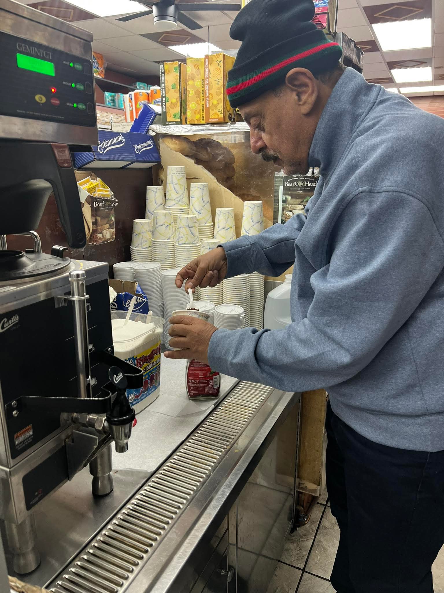 شاهد اشهر عضو  في البرلمان اليمني وهو  يعمل  بأحد المتاجر بأمريكا !