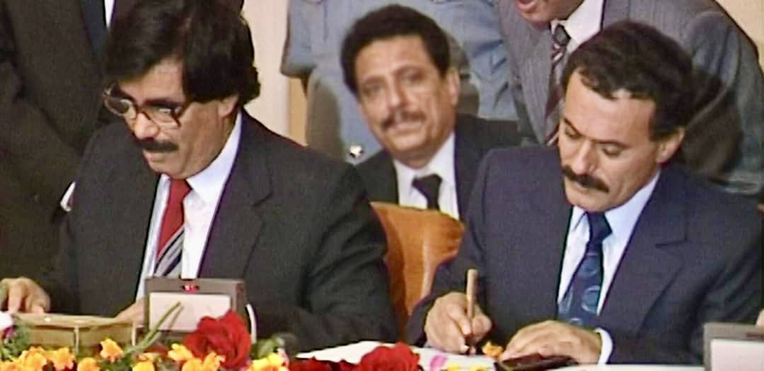 هاني البيض ينشر صورة لوالده والى جانبه صالح ويعلق عليها!