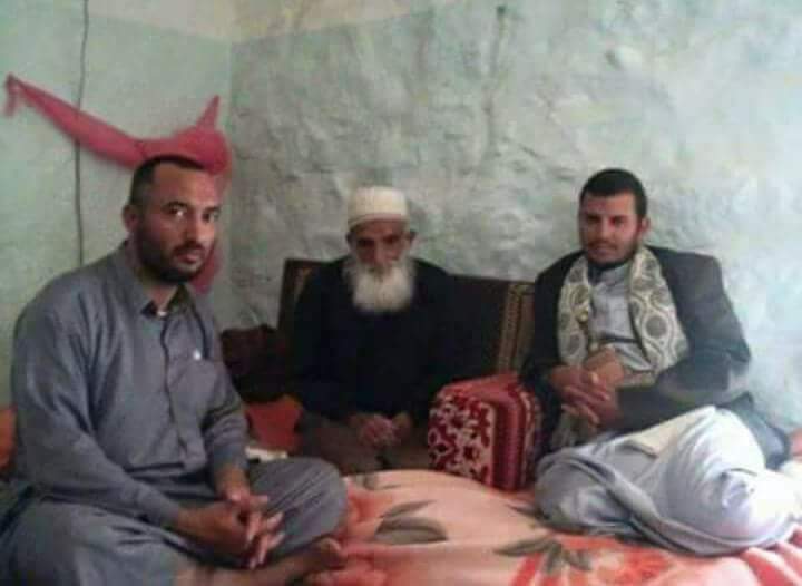 شاهدصورة..  لـ"عبد الملك الحوثي" بعد تزعمه لجماعة الحوثي بفترة قصيرة خلفا لشقيقة الأكبر.. ومن هو الرجل الكهل الذي يظهر بجانبه!   