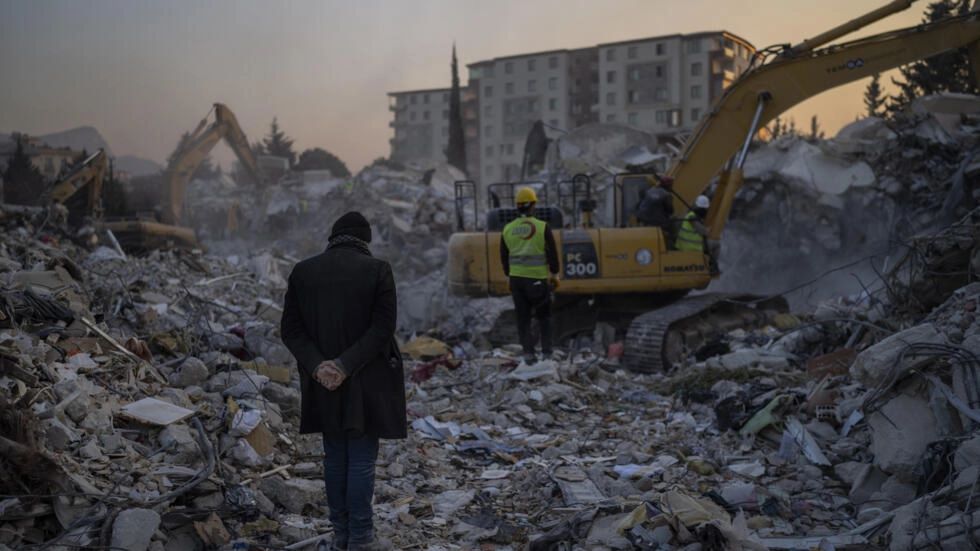 في مأساة مستمرة .. حصيلة ضحايا زلزال تركيا وسوريا ترتفع إلى 34 ألف قتيل 