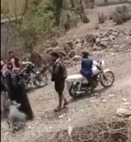 مسلح حوثي يشهر السلاح في وجه طفل ويطرحه أرضا..و يطلق النار على منزل مليء بالنساء (شاهدالفيديو) 