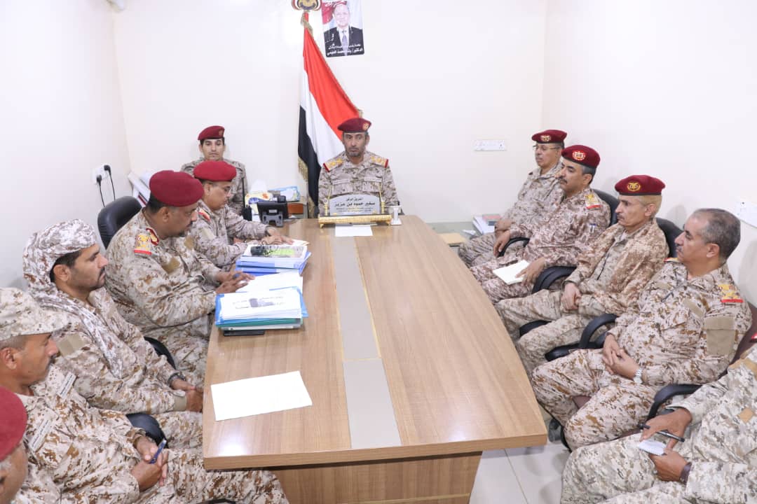 بن عزيز يطلع على تقرير اللجنة الوزارية العسكرية