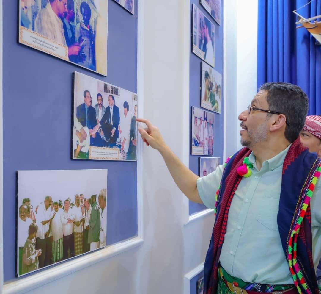 رئيس الوزراء يزور المتحف الثقافي للشاعر الراحل حسين أبوبكر المحضار