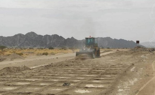 جراء السيول.. تواصل إصلاح الطرق المتضررة في عدة محافظات يمنية