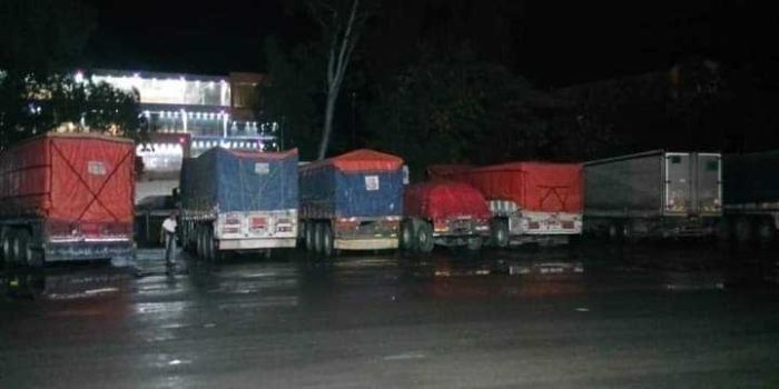 تعز.. مليشيات الحوثي تجبر عشرات من سائقي الشاحنات نقل ثقيل على دفع جبايات غير قانونية