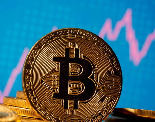 عملة بيتكوين تنخفض دون 25 ألف دولار والسوق يخسر 150 مليارا من قيمته