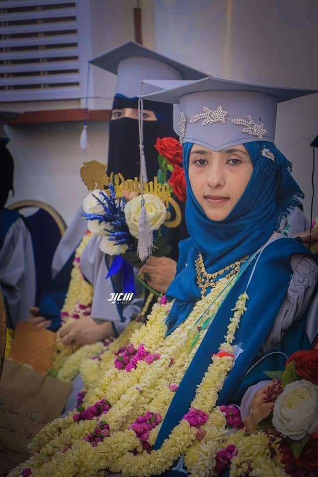 خريجة مبتورة الذراعين تشعل وسائل التواصل الاجتماعي في اليمن وتحظى بإهتمام واسع ( صور ) 