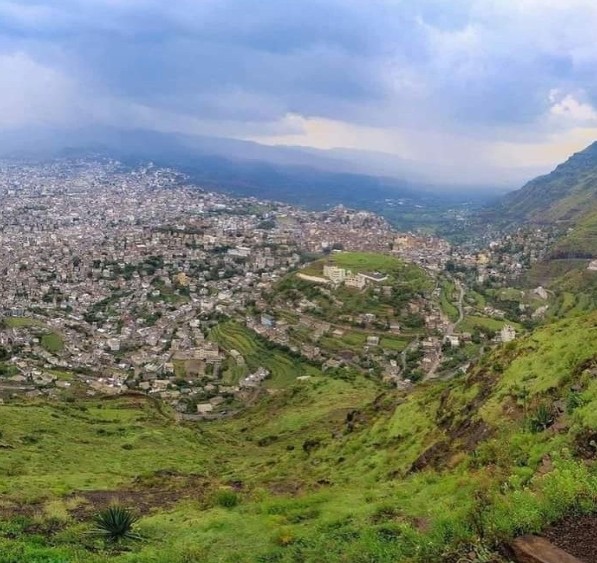عاصمة محافظة يمنية غاية في الجمال ينصح الكثير من محبيها قضاء إجازة العيد فيها .. صورة