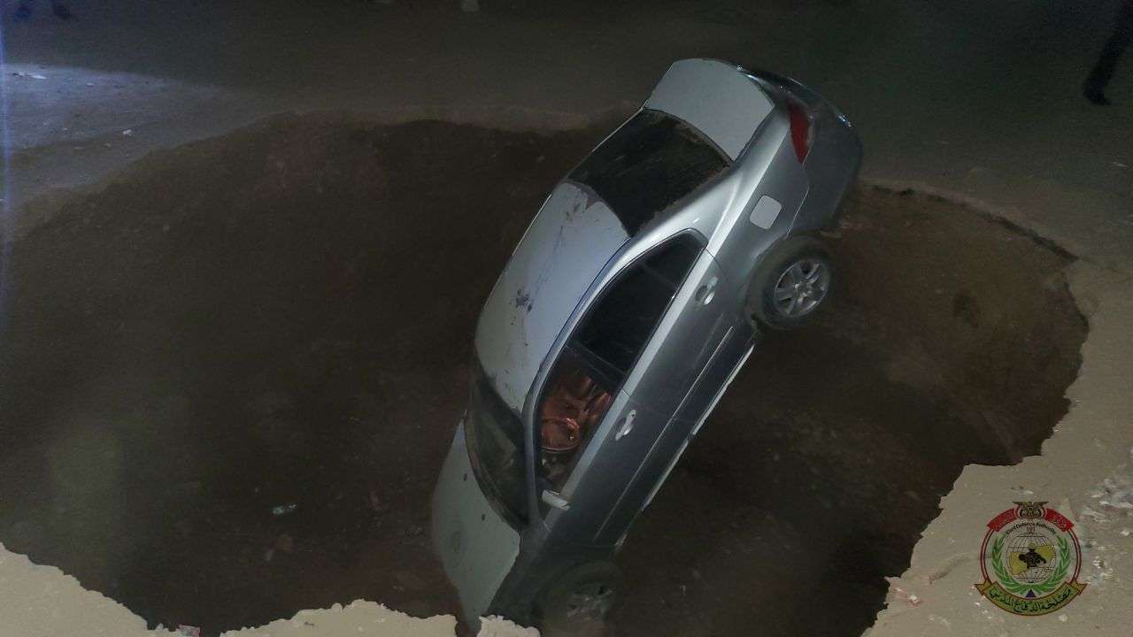 بشكل غريب ومفاجئ.. سيارة مواطن تسقط داخل حفرة في العاصمة صنعاء!