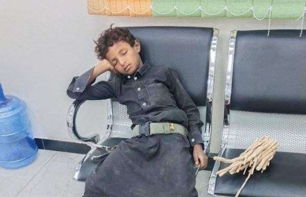 طفل المساويك.. صورة تُجسِّد معاناة الأطفال باليمن وتُثير تفاعلاً واسعا