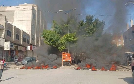 تعز تشهد تصاعداً في حدة الاحتجاجات الشعبية تنديدا بإستمرار أزمة انقطاع المياه