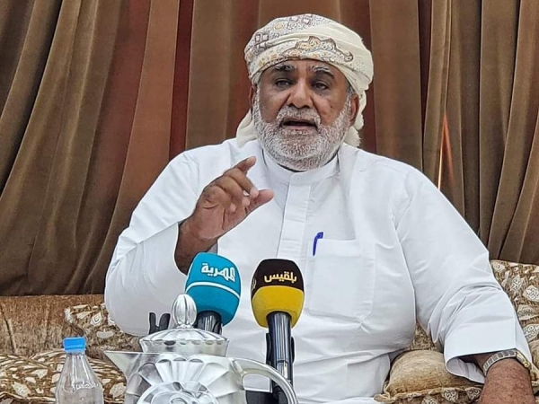 داعم للحوثيين ويملك 30 ألف مقاتل .. شيخ الفوضى في المهرة يهدد بإشعال النار