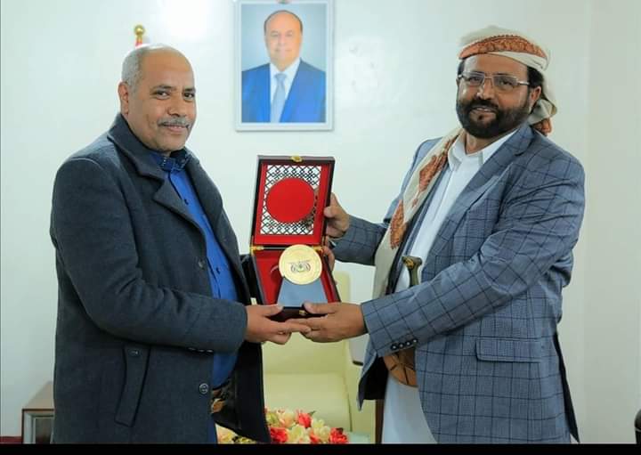  هذا ما قاله كامل الخوداني عن محافظ مأرب عقب تكريمة بدرع المحافظة ! .. صورة