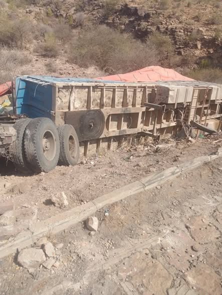 الضالع : انقلاب قاطرة في نقيل الشيم  محملة بالبضائع  