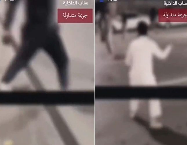 شاهد بالفيديو مشاجرة عنيفة بين سعودي وثلاثة يمنيين بهذا السلاح! 