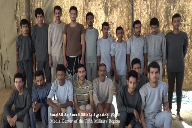 اغلبهم من الأطفال.. شاهد عناصر ميليشيا الحوثي يقعون أسرى في يد الجيش الوطني في جبهة عبس (شاهدالفيديو) 