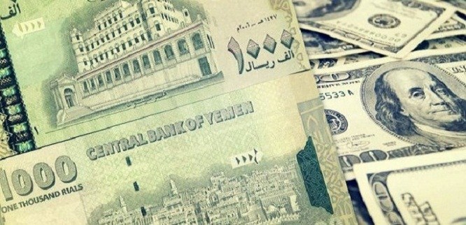 مجدداً الريال يعود للإنهيار..وهذة هي  أسعار الصرف في صنعاء وعدن صباح السبت! 