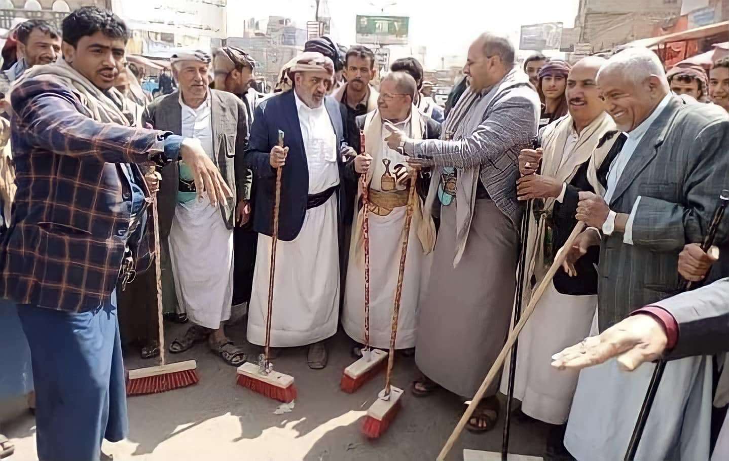 يحدث في اليمن .. مشايخ طوق صنعاء يكنسون الشوارع - شاهد الصورة 