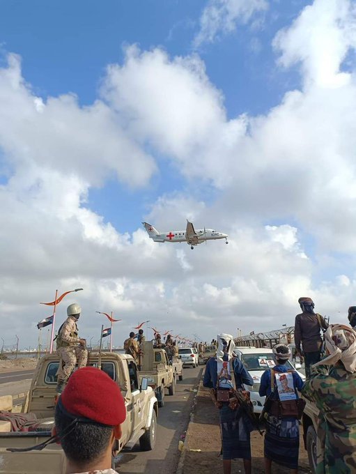 فرحة تعم اليمن .. وصول طائرة الصليب الأحمر محملة بأسرى ومختطفين الشرعية إلى عدن