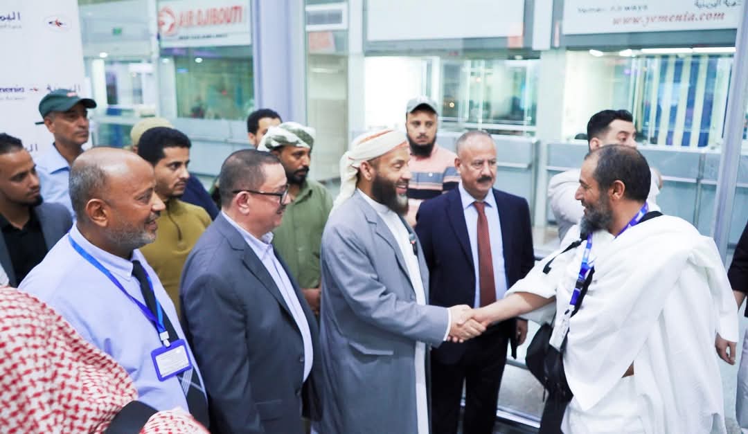 وزير الأوقاف والإرشاد يُدشن أولى رحلات تفويج الحجاج جواً من مطار عدن الدولي