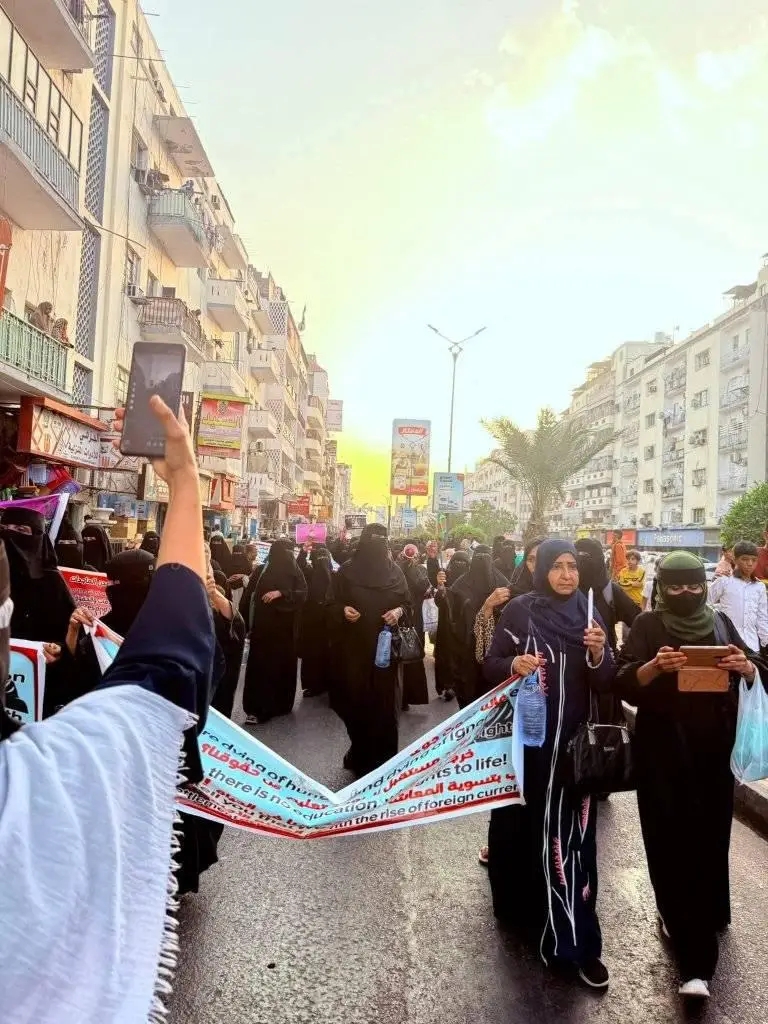 عدن.. ثورة النسوان تدعو إلى تنظيم وقفة إحتجاجية جديدة تنديدا بتردي الأوضاع الخدمية والمعيشية