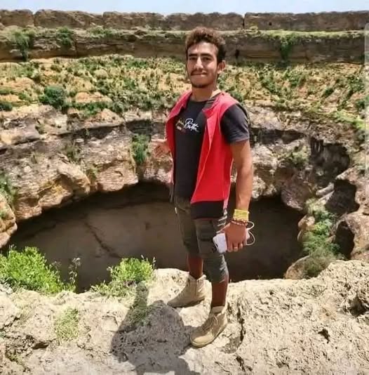 فيديو قديم للمغامر اليمني القعقاع أبو عنتر أثناء إنقاذه عنزًا بدون حبال من قاع الفوهة البركانية في دمت