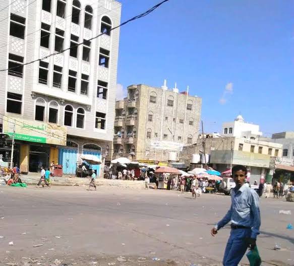 اشتباكات عنيفة في تعز بين مواطنين في بير باشا ومالك محطة مياه.. (تفاصيل)