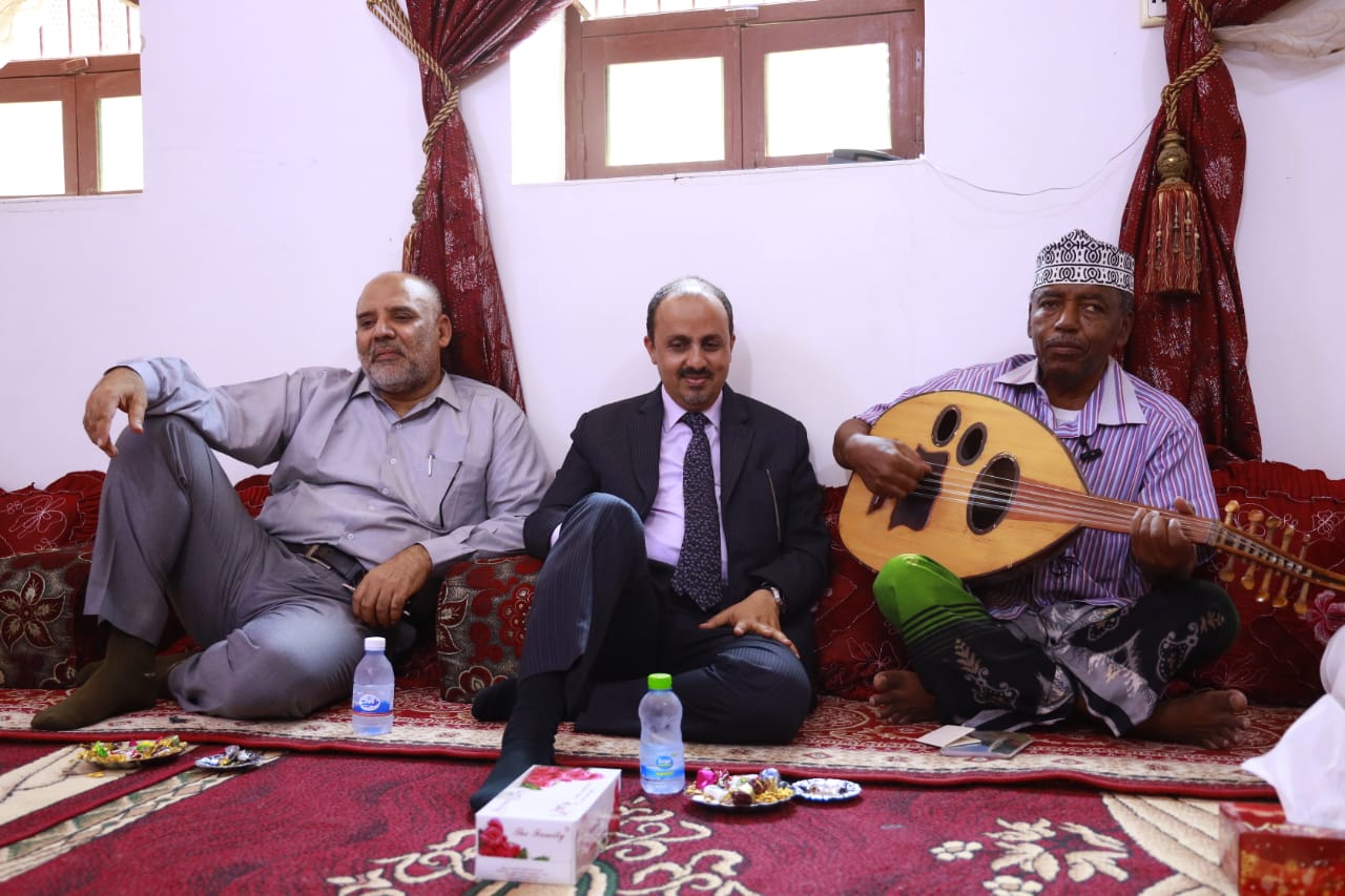 وزير الإعلام والوكيل الكثيري يزوران الشاعر العامري والفنان عبدالخير بمنزليهما في سيئون .. صور