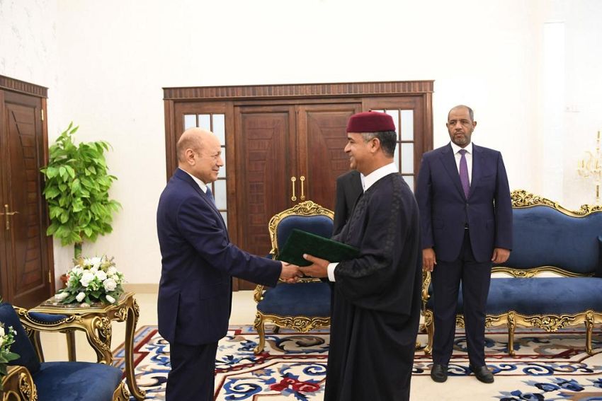 الرئيس رشاد العليمي يتسلم اوراق اعتماد السفير الليبي