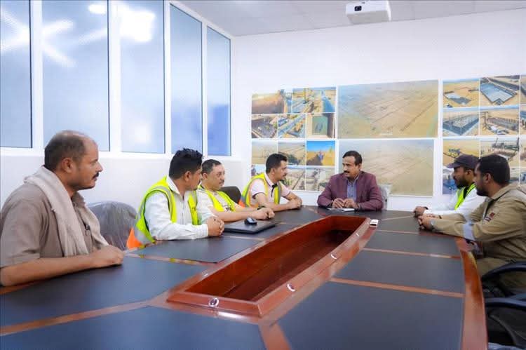 محافظ شبوة يطلع على آخر أعمال المرحلة النهائية لمشروع الطاقة الشمسية