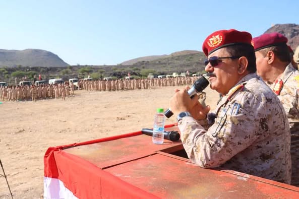 وزير الدفاع اليمني  يطلع على الجاهزية القتالية والفنية لمحور أبين العملياتي