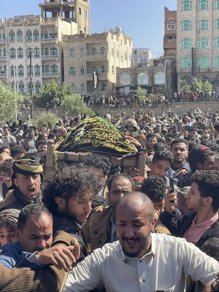 شااهد صور من الوداع الأخير لتشييع جنازة الفنان علي عنبة في صنعاء