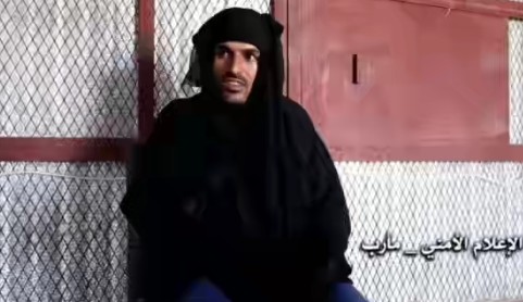 شاهد الفيديو .. قيادي حوثي أثناء القبض عليه مرتديًا ملابساً نسائية في مأرب