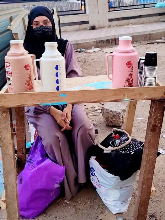 شاهد فتاة يمنية في عدن تبيع الشاي تشعل مواقع التواصل الإجتماعي 