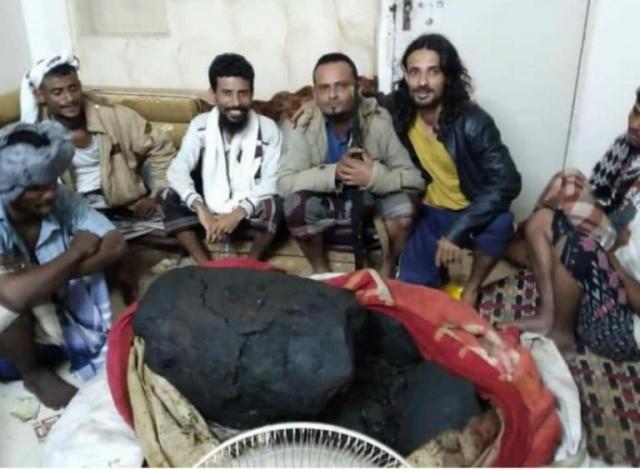 صيادون يمنيون يعثرون على كنز باهظ الثمن.. بما يقارب أربعة مليار ريال يمني (صورة) 