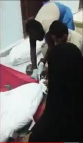 أقوى رسالة تحدي تبعثها أم شهيد في مأرب اثناء تكفينها لأبنها .. شاهد الفيديو