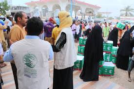 مركز الملك سلمان للإغاثة بعدن يوزع 85 طناً من السلل الغذائية 