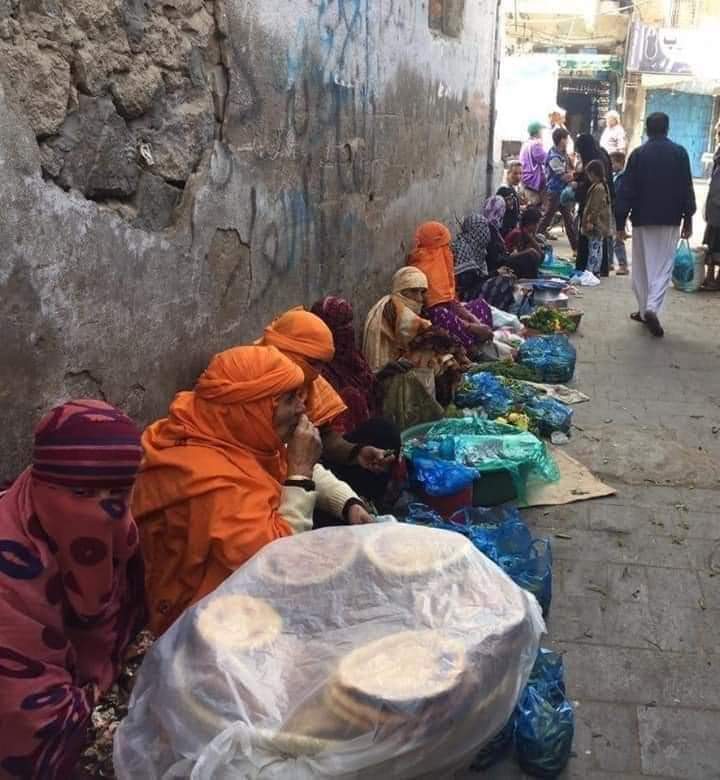 شاهد صورة لبائعات الجبن التعزي في احدى شوارع المدينة اثارة ضجة في مواقع التواصل 