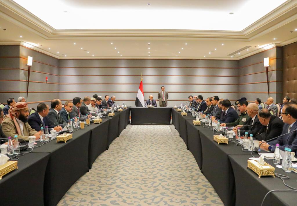 الرئيس العليمي يرأس اجتماعا لمجلس القيادة الرئاسي والحكومة والمحافظين ويلتقي عدد من السفراء
