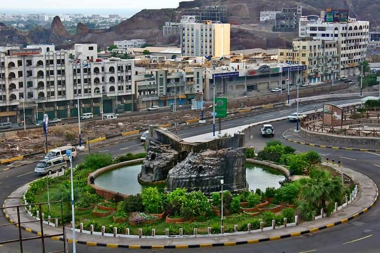مدير مكتب الصناعة والتجارة في عدن يحذر المتلاعبين بالأسعار 