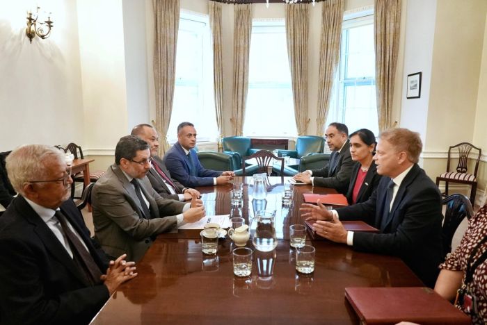 رئيس الوزراء يعقد جلسة مباحثات مع وزيري الخارجية والدفاع البريطانيين