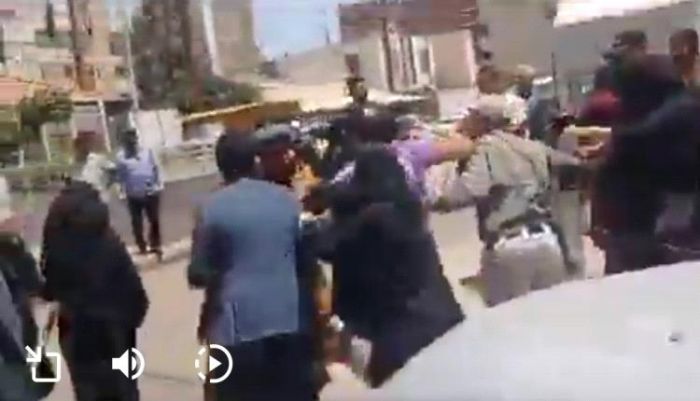 مليشيا الحوثي تعتدي على محتجين طالبوا بصرف ودائعهم بصنعاء بقوة السلاح