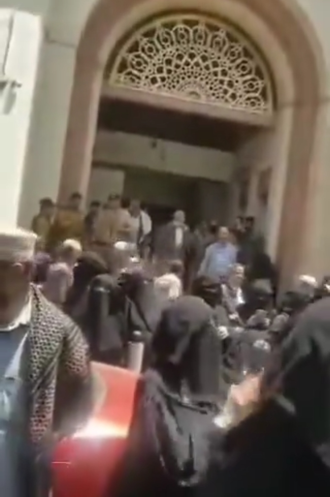 عشرات من المواطنين ينفذون وقفة احتجاجية أمام مقر بنك اليمن في صنعاء للمطالبة بمدخراتهم المحتجزة