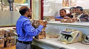 خبير اقتصادي يعدد أسباب إفلاس بنوك صنعاء ويؤكد أن الحوثي هو السبب الرئيسي