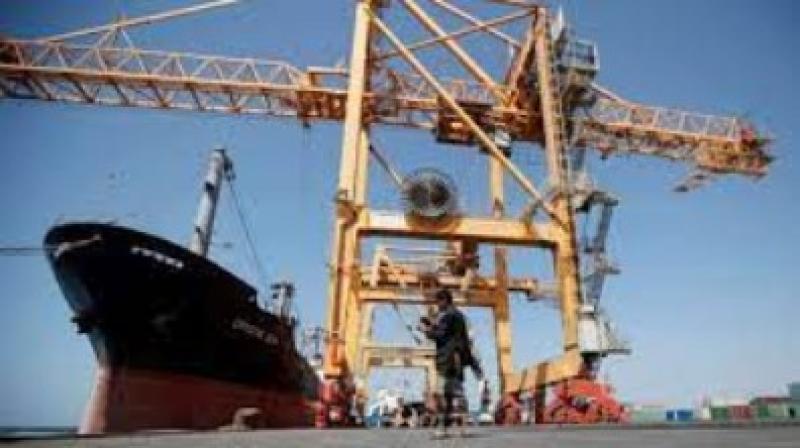 في خبر مفاجئ وغير متوقع.. مليشيا الحوثي تبيع عددًا من السفن بعد احتجازها بهذا الميناء