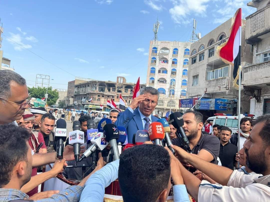 رجل أعمال يمني يعلق على افتتاح طريق الحوبان الكمب بمحافظة تعز