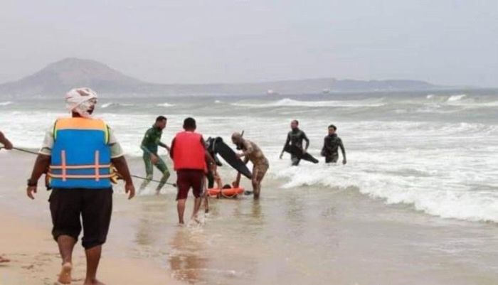 حضرموت.. إنقاذ 7 أشخاص من الغرق واستمرار البحث عن آخر مفقود في ساحل شحير