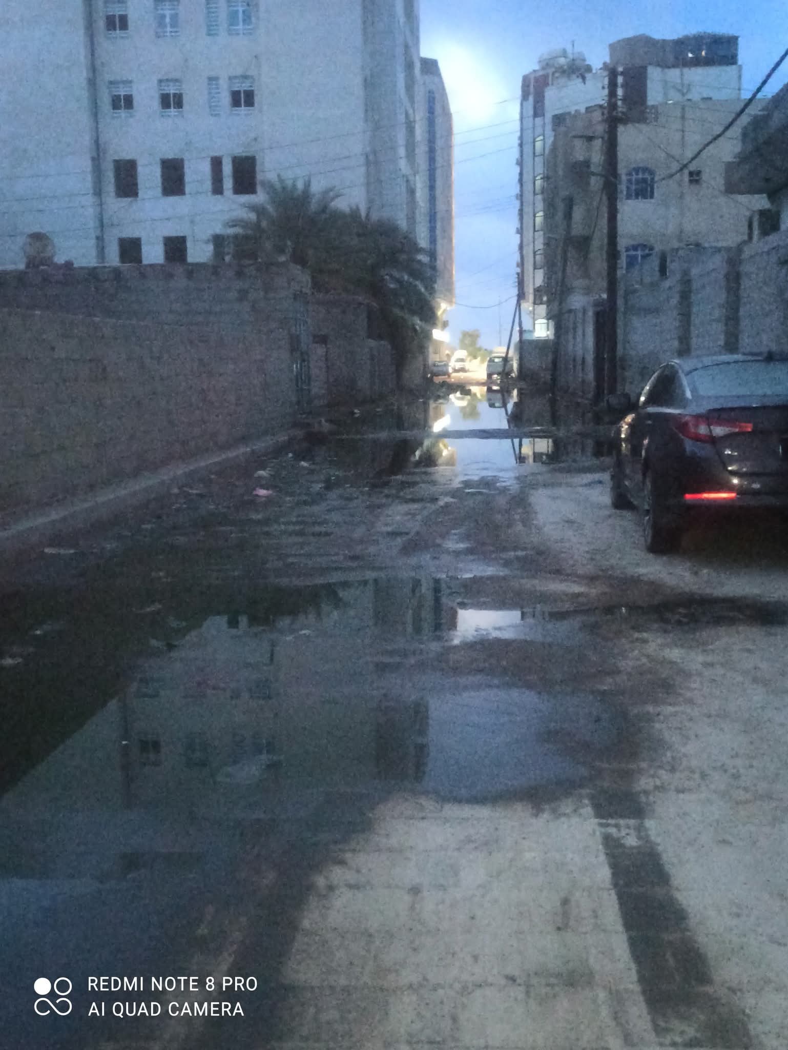 عدن.. سكان مديرية خورمكسر يشتكون من طفح المجاري ويأكدون اختلاط مياه الصرف الصحي بمياه الشرب